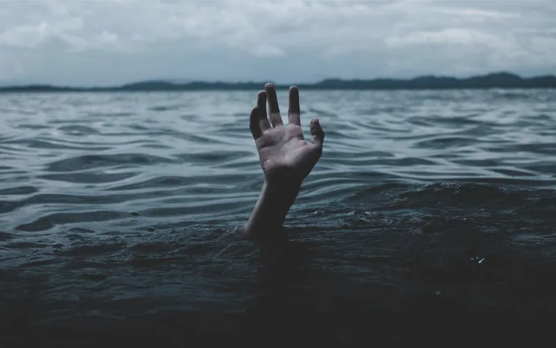 Une main qui sort de l'eau 